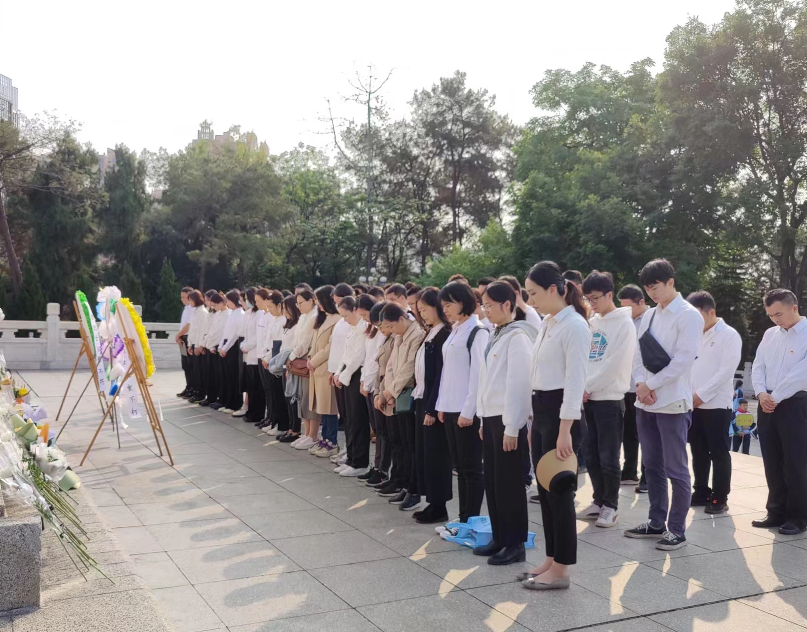 市排水公司黨總支、南寧建康環(huán)保公司黨支部開(kāi)展“緬懷革命先烈，賡續紅色基因”聯(lián)合主題黨日活動(dòng)