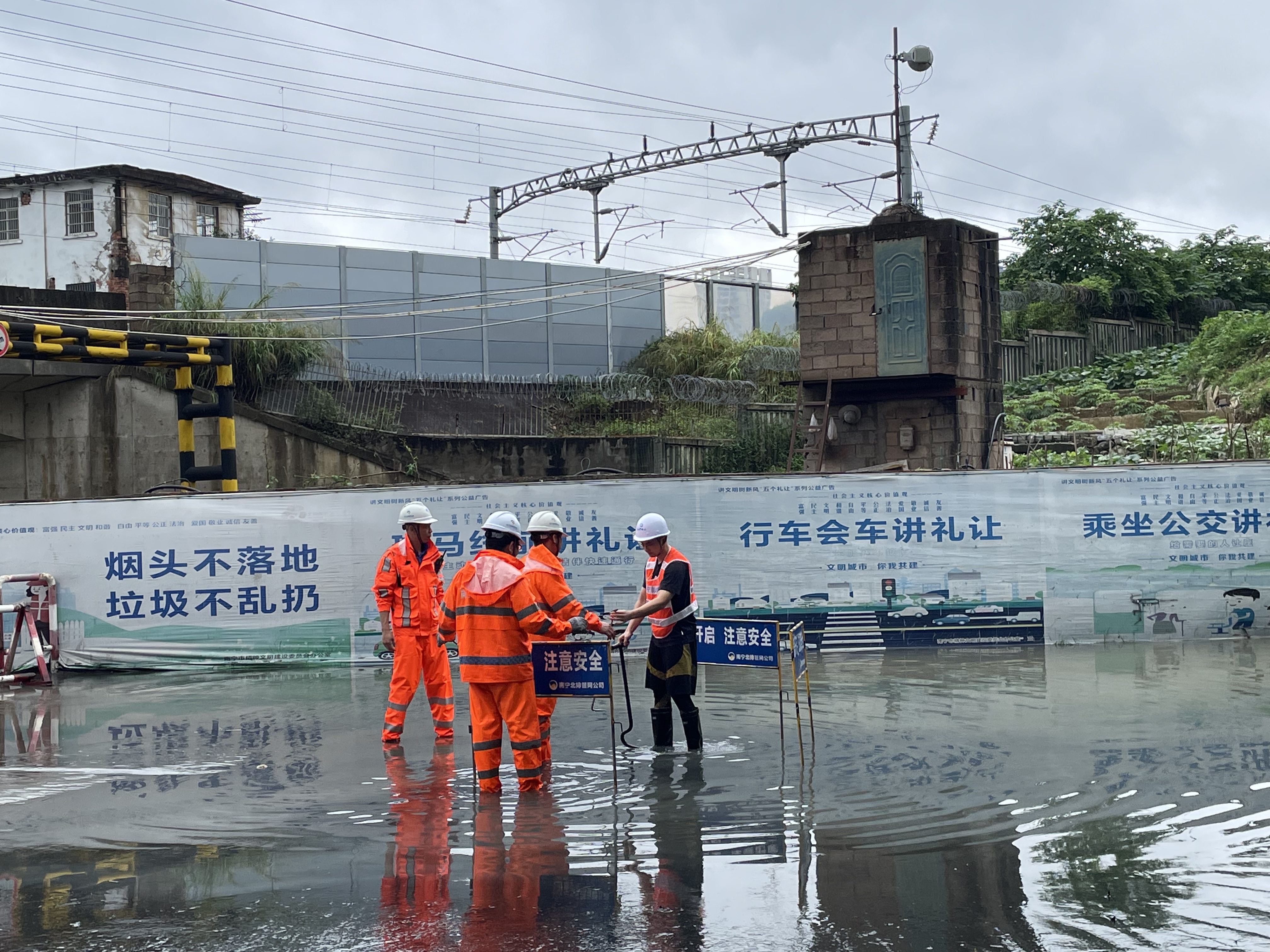 積極應對強降雨，市排水公司連夜出擊排水搶險